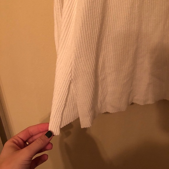 Cutout V-neck Long Sleeve Tee - Picture 3 of 4